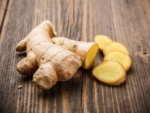 Ginger root with fresh slices