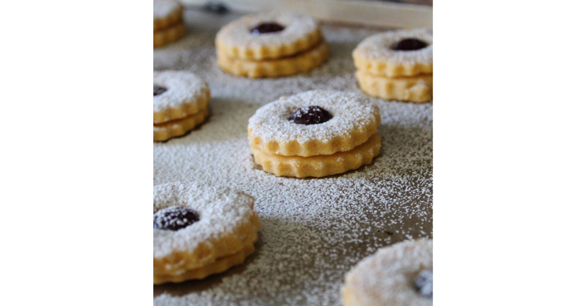 Jammy Dodgers with icing sugar