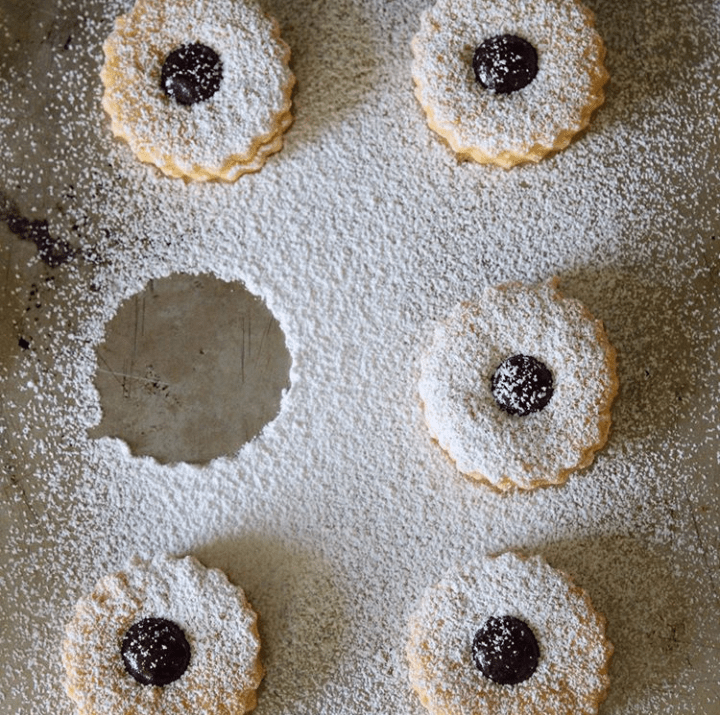 Jammy Dodgers with icing sugar